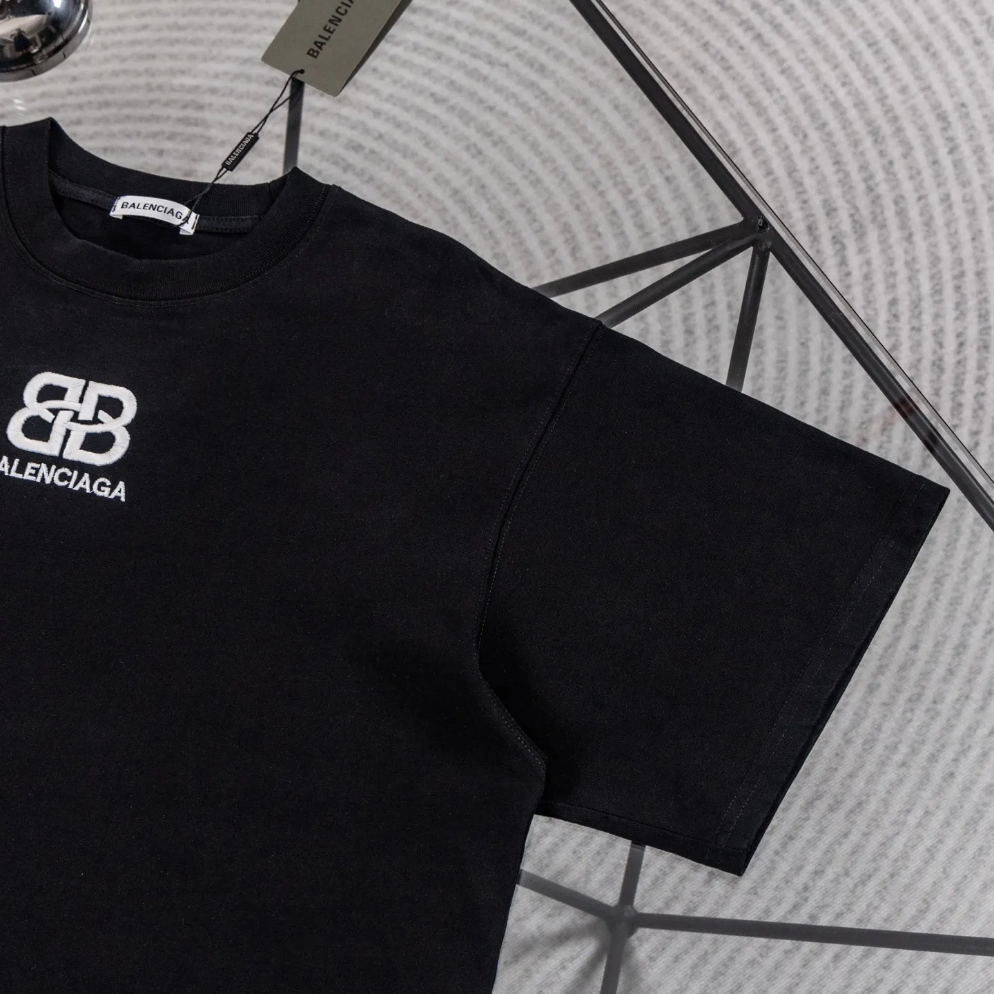 Balenciaga 26ss New Arrival T Color Change ！ ， ， Same Style 。 Classic B ； ， Black White， ， 。 ， ， ， ， 。 Size：S—XL ：Black White